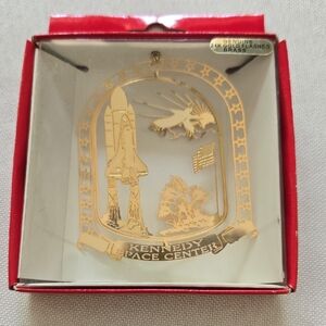 NWT Kennedy Space Center Gold Holiday Ornament